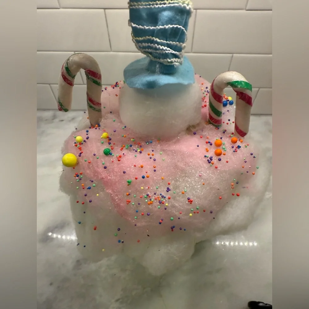 Adorable Cupcake Snowman Christmas Decor – Whimsical Holiday Display